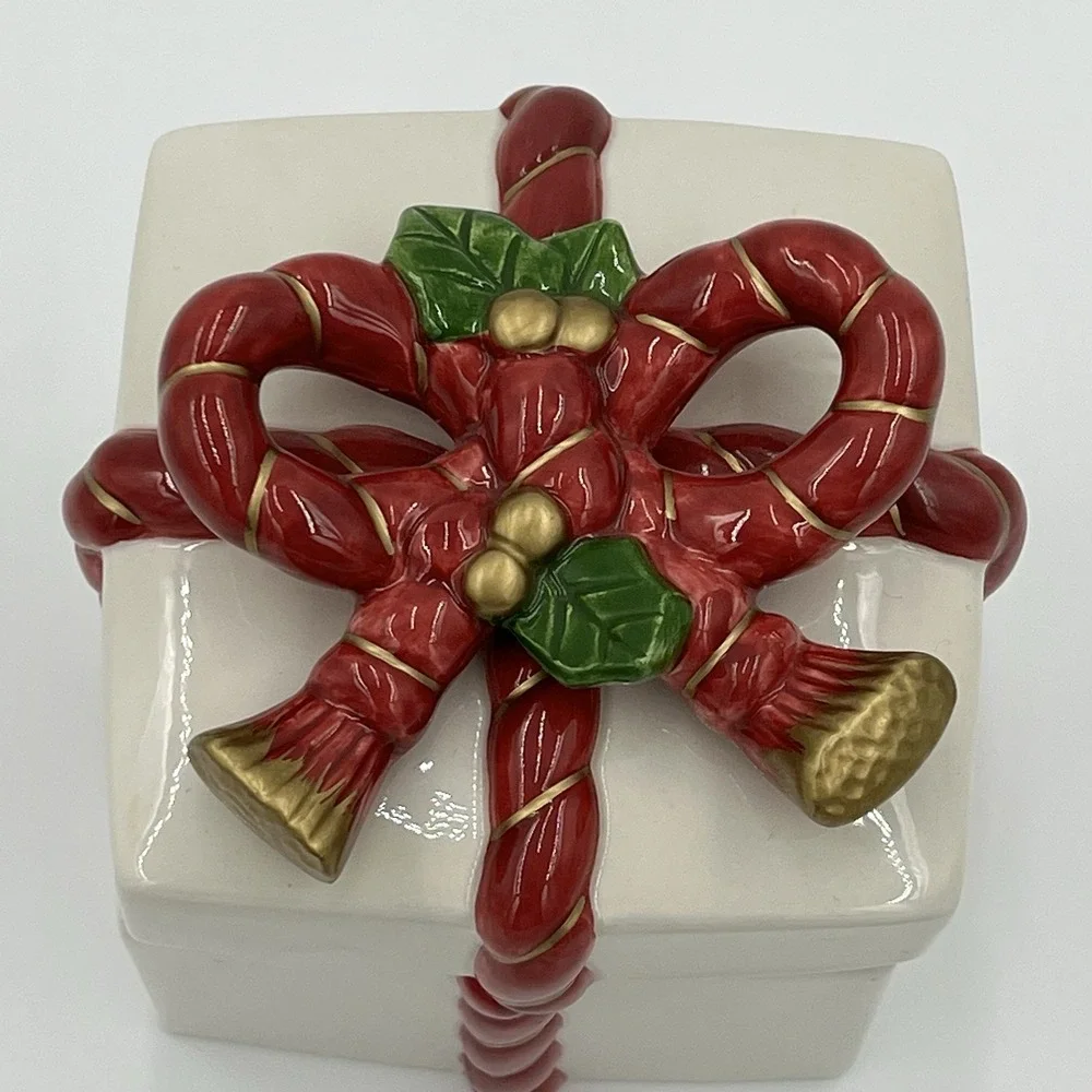 Vintage Fitz and Floyd Christmas bow Ceramic trinket box  